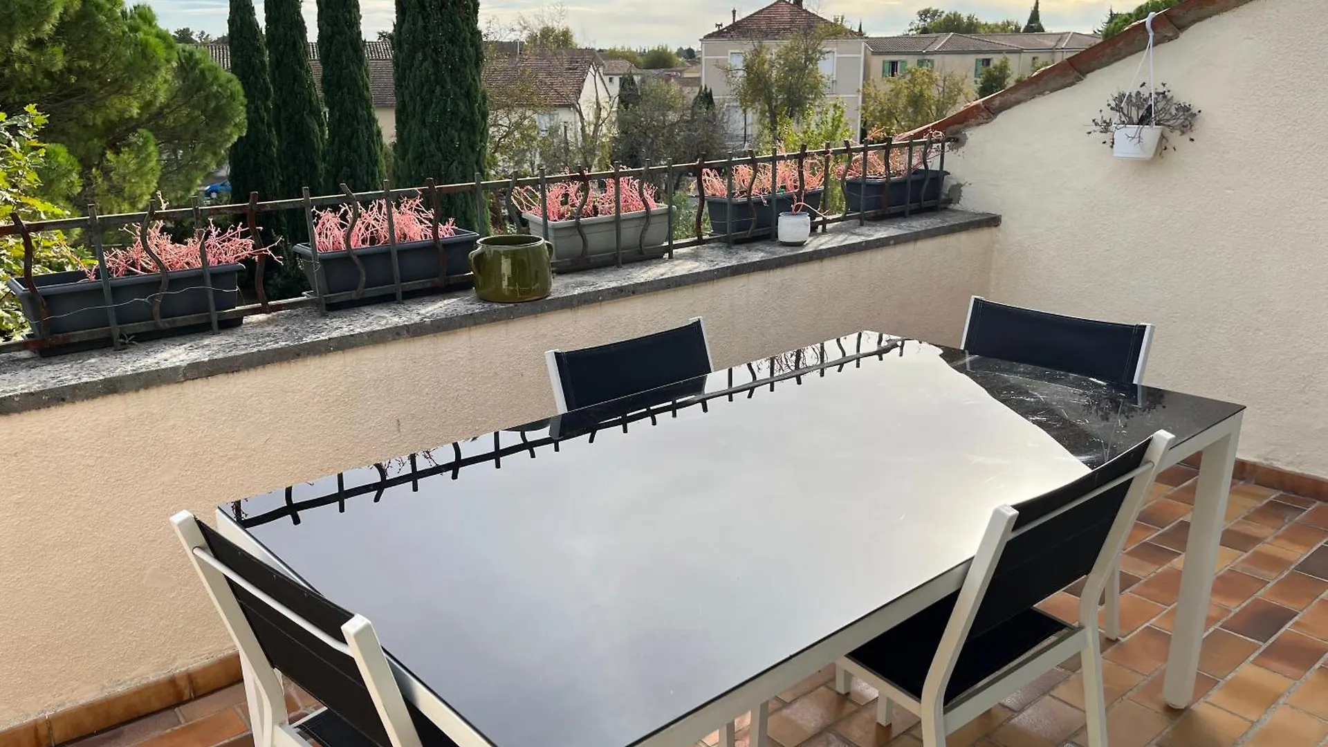 Appartement Duplex lumineux sur gde terrasse, parking, livebox à Entraigues-sur-la-Sorgue