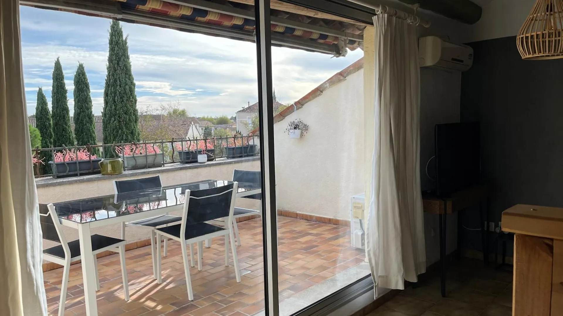 Appartement Duplex lumineux sur gde terrasse, parking, livebox à Entraigues-sur-la-Sorgue