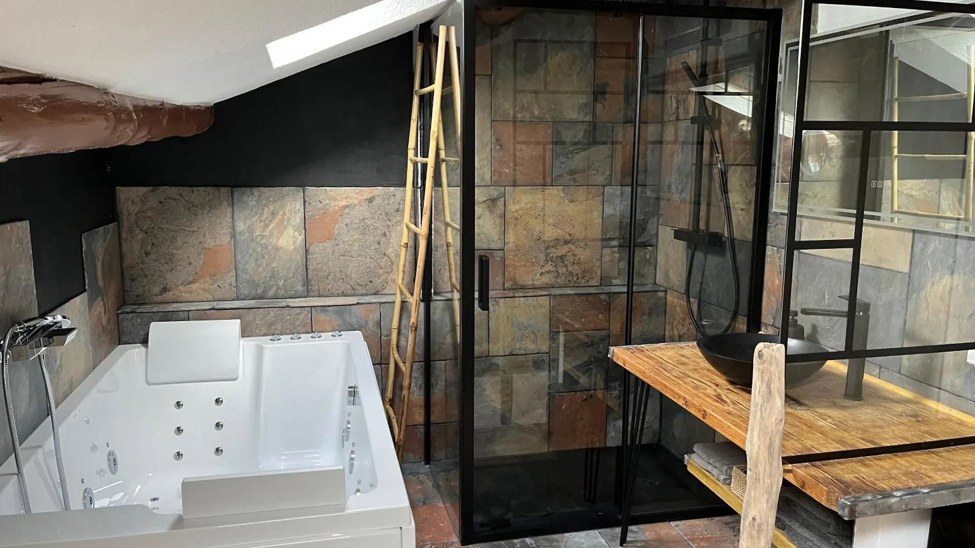 Appartement Duplex lumineux sur gde terrasse, parking, livebox à Entraigues-sur-la-Sorgue France