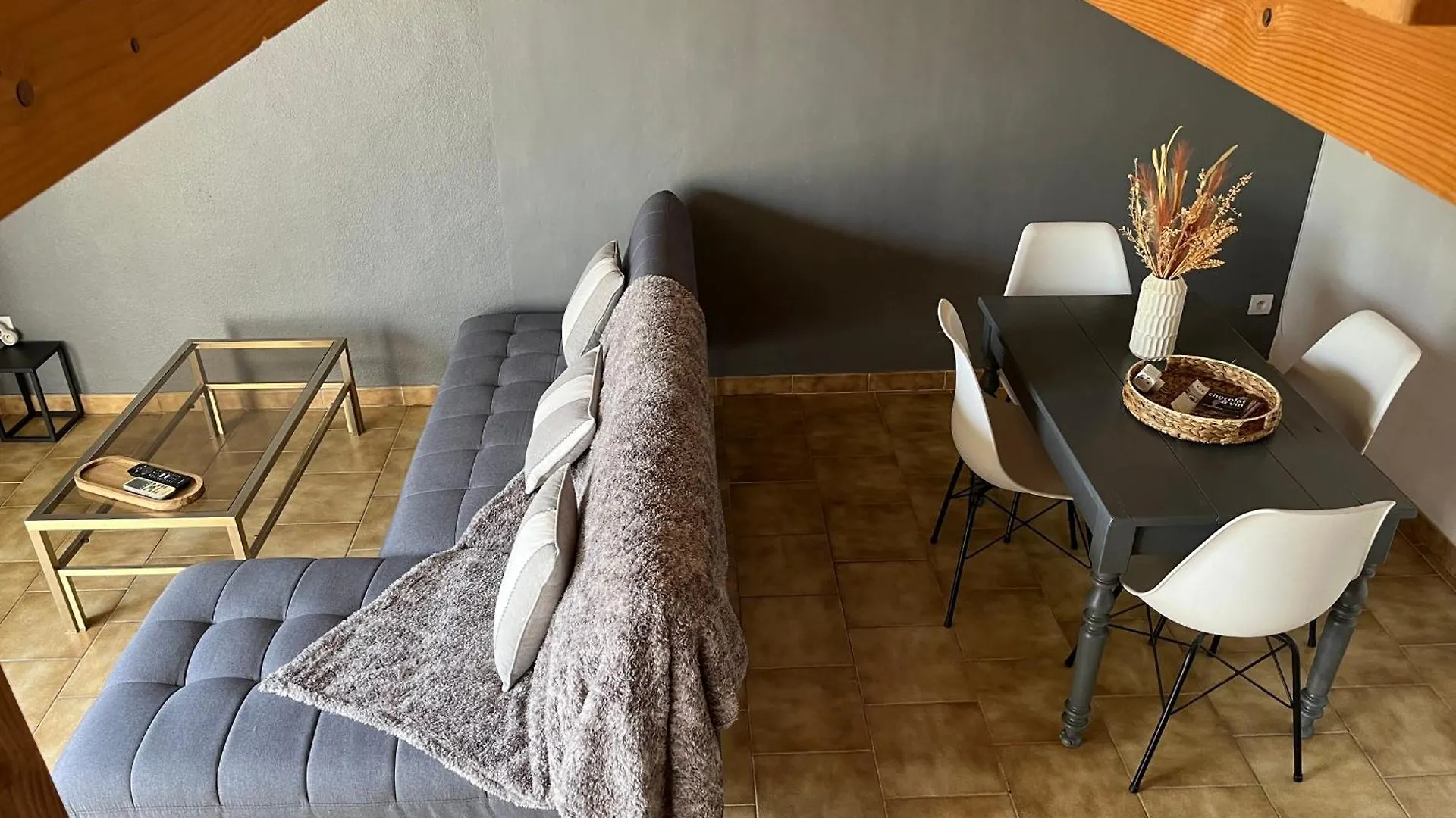 Appartement Duplex lumineux sur gde terrasse, parking, livebox à Entraigues-sur-la-Sorgue