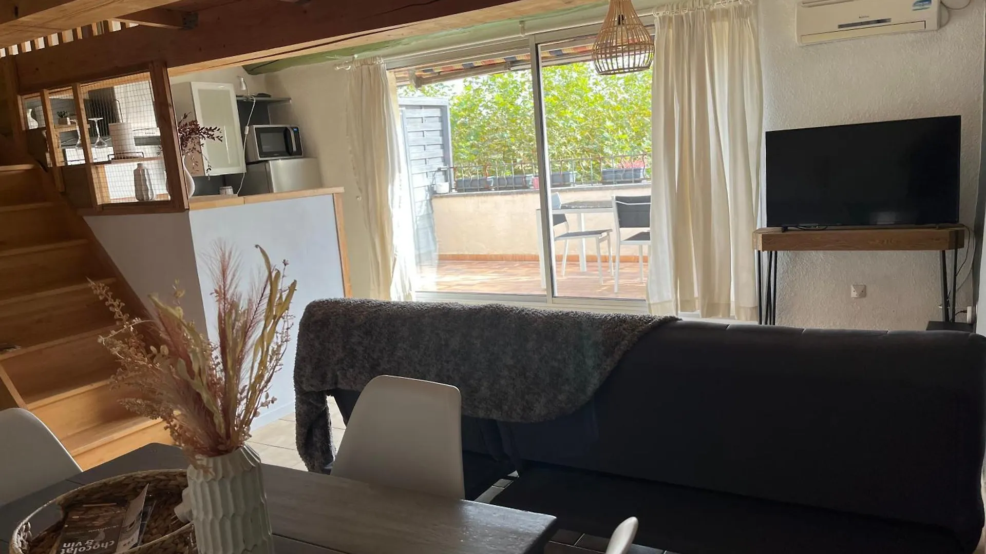 Appartement Duplex lumineux sur gde terrasse, parking, livebox à Entraigues-sur-la-Sorgue
